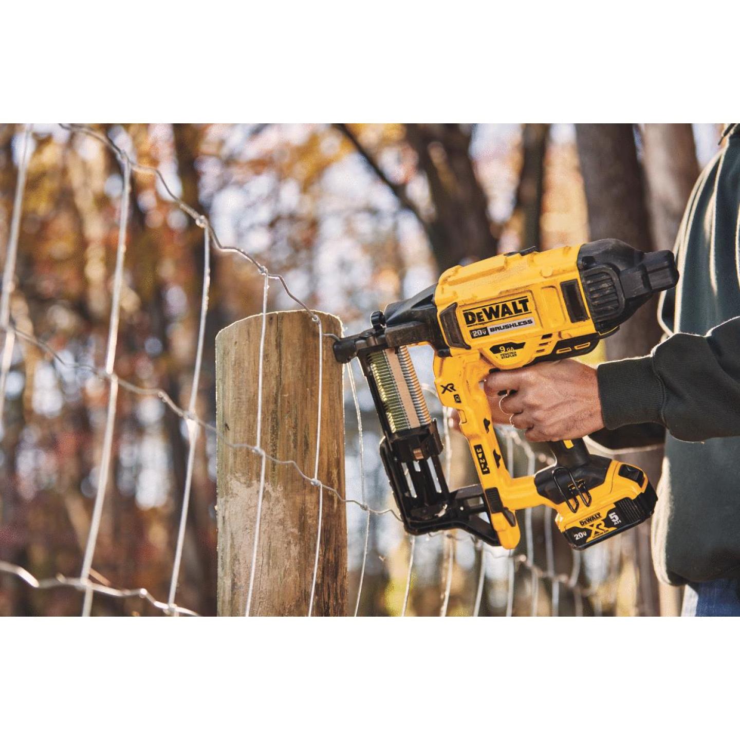 Read more about the article DeWalt  – MAX XR 9 GA Cordless Fencing Stapler